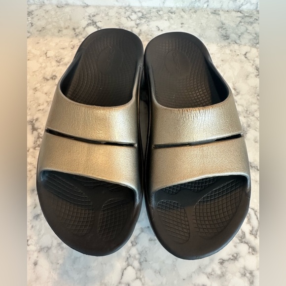 Oofos Recovery Slides - Picture 5 of 10